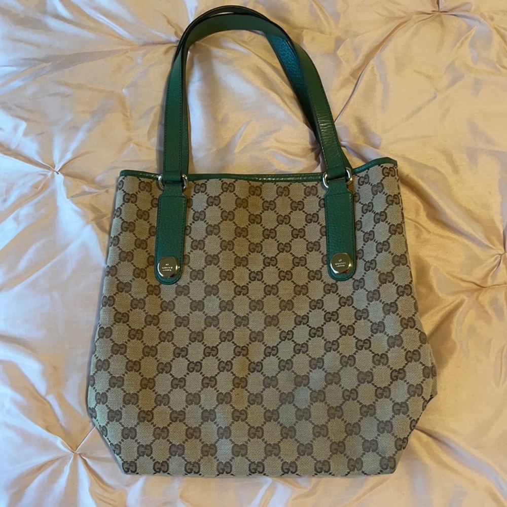 Gucci tote bag. Green straps and classic print.
